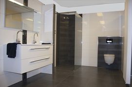 Zwarte tegels moderne badkamer