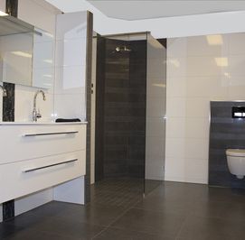 Zwarte tegels moderne badkamer